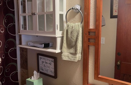 Drake Resort | Cabin on the river ! with HOT TUB on the deck only 5 min to Estes park nice!