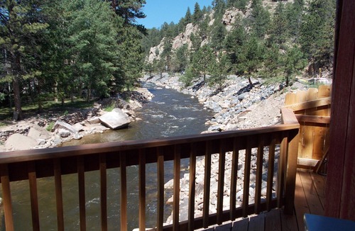 Drake Cottage | Cabin with HOT TUB on the Deck 5 min to Estespark !and your right on the river