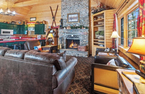 Red River Cabin | "Camp Griffin on The River" 5 * Cabin In The Woods-Riverfront-Fireplace-Pool Table