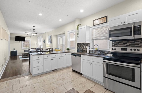 South Hyde Park House | Captain's Quarters 5 Bedrooms 3 bath with Office Wi-Fi and Dedicated Workspace