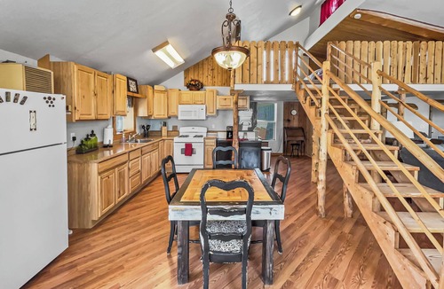 Montrose Cabin | Cedar Mountain Bunkhouse Garage Kennel