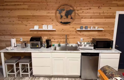 Babbitt Cabin | Cedar Studio w Mini-Kitchen + Futon @ Whitetail Estates
