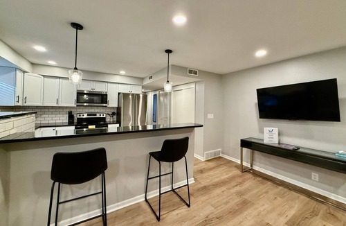 Joslyn Castle Apartment | Central Hub: Minutes to UNMC and Dining