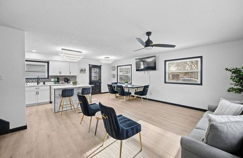 Urbandale House | Central Location Four Bedrooms Modern Open Layout Game Room