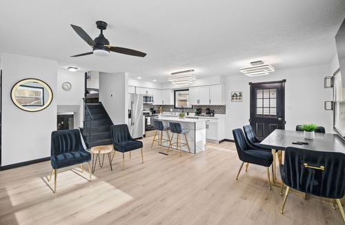 Urbandale House | Central Location Four Bedrooms Modern Open Layout Game Room