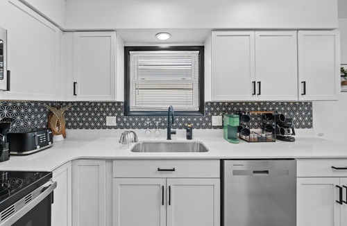 Urbandale House | Central Location Four Bedrooms Modern Open Layout Game Room