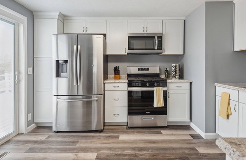 Dahlman House | Central Omaha Gem: Nearby Zoo, Downtown, Airport