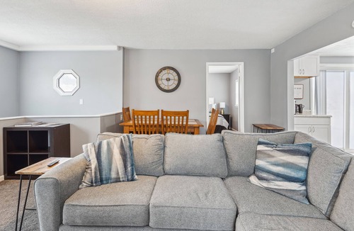 Dahlman House | Central Omaha Gem: Nearby Zoo, Downtown, Airport