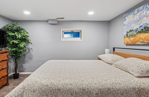 Dahlman House | Central Omaha Gem: Nearby Zoo, Downtown, Airport