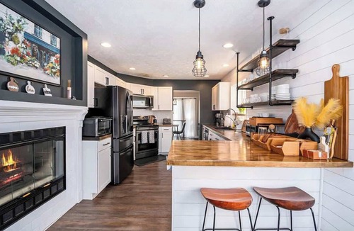 McArdle House | Central Omaha Luxury Close to everything &King bed