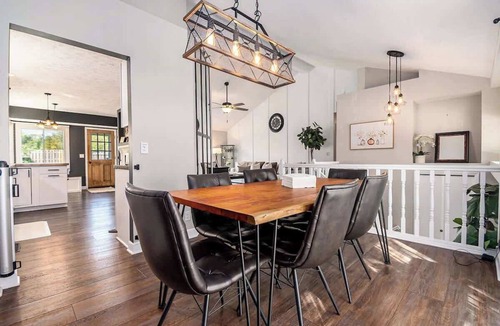 McArdle House | Central Omaha Luxury Close to everything &King bed
