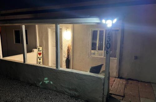 Downtown Phoenix House | Central Phoenix Value Stay Yellow Room