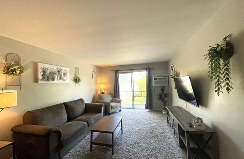 Bloomington Apartment | Centrally Located 2 Bedroom Apartment