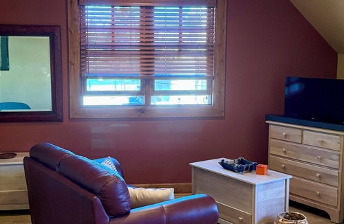 Hailey Apartment | Centrally located, bright studio next to the bike path in downtown Hailey