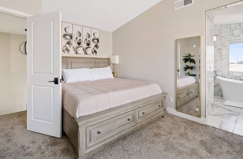 Maryvale House | Centrally located gem/Diving Pool/4BR/2 King beds, near Cardinal Stadium