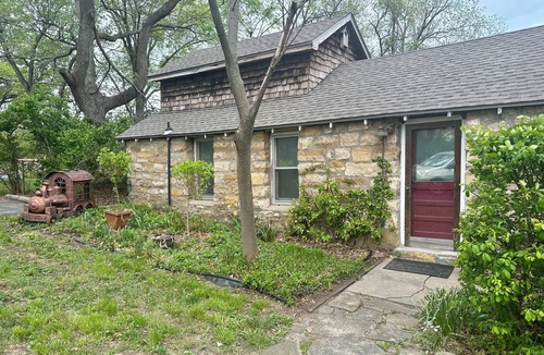 Merriam Cottage | Charming 1-bedroom guesthouse cottage in Merriam, minutes from Kansas City