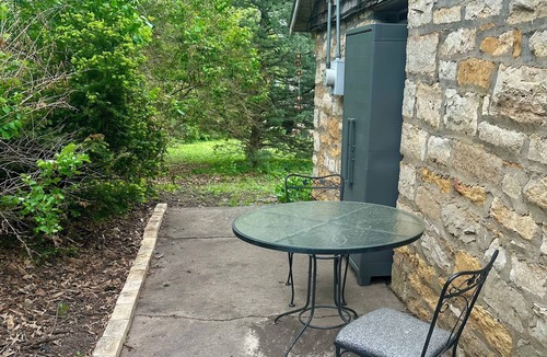 Merriam Cottage | Charming 1-bedroom guesthouse cottage in Merriam, minutes from Kansas City