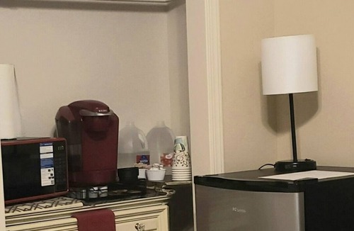 Montrose House | Charming 1-bedroom suite in enchanting Montrose with WiFi, AC