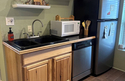 Joplin House | Charming 2-bedroom farmhouse in peaceful Joplin