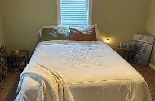 Joplin House | Charming 2-bedroom farmhouse in peaceful Joplin