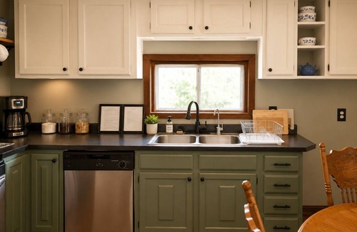 Parks House | Charming 2-bedroom house with WiFi, AC in delightful Haigler