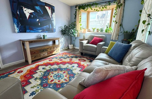Sheridan House | Charming 2-bedroom house in beautiful Denver w/Hot Tub & AC
