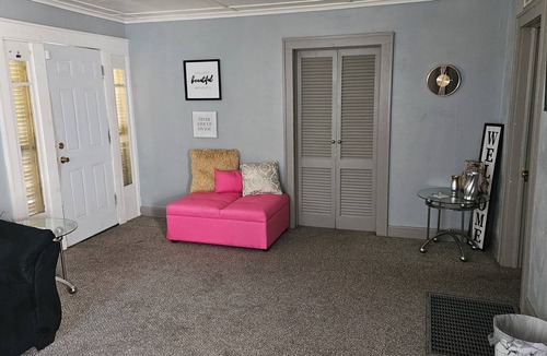 Kansas City House | Charming 2-bedroom bungalow house in brilliant Kansas City KS with AC, WiFi