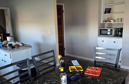 Bridgeport House | Charming 3-bedroom farmhouse in marvelous Bridgeport with WiFi, AC.