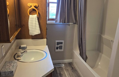 Bridgeport House | Charming 3-bedroom farmhouse in marvelous Bridgeport with WiFi, AC.