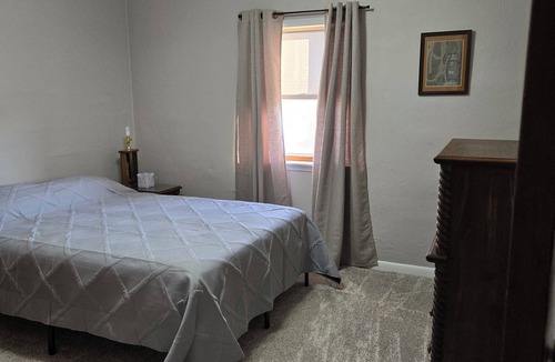 Bridgeport House | Charming 3-bedroom farmhouse in marvelous Bridgeport with WiFi, AC.