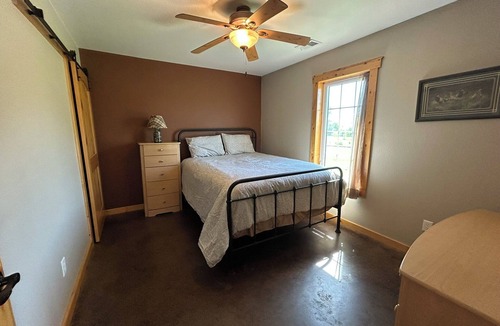 Peculiar House | Charming 3-bedroom farmhouse outside Harrisonville for relaxing stays