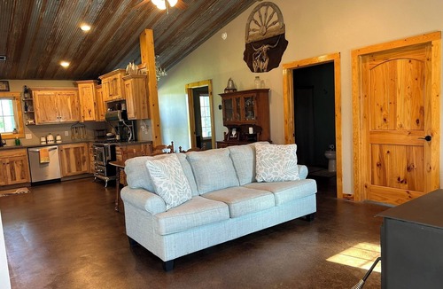 Peculiar House | Charming 3-bedroom farmhouse outside Harrisonville for relaxing stays