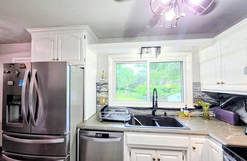 Raytown House | Charming 3-bedroom house 10 minutes from Arrowhead Stadium. Raytown neighborhood