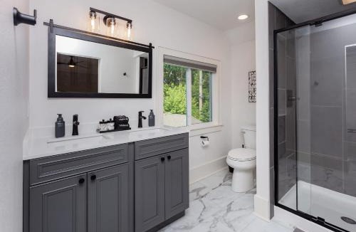Ames House | Charming 3BR Modern Retreat