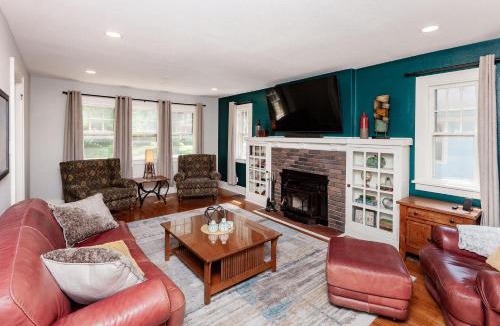 Ames House | Charming 3BR Modern Retreat