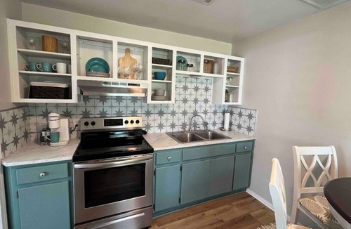 Grove Resort | Charming Cottage #5 with Lake View & Hot Tub - Sleeps 4 - minutes from boat ramp