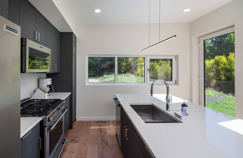 Hailey Cottage | Charming creekside 2-bedroom cottage with AC, WiFi in peaceful Hailey