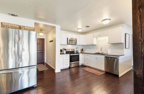 Enchanted Oaks House | Charming Enchanted Oaks lakefront 4-bedroom house. Direct lake access w/dock!