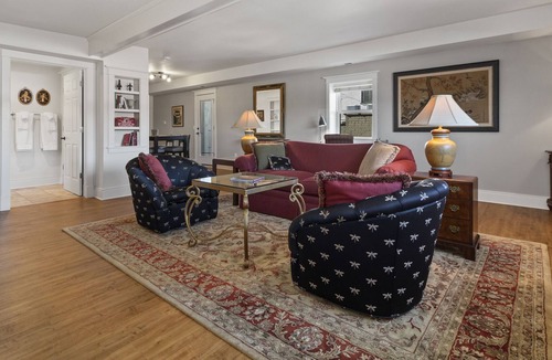 West Bend Apartment | Charming Getaway