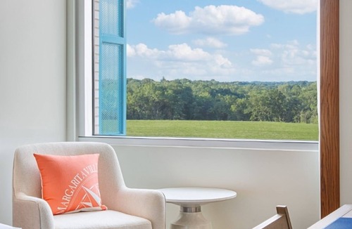 I-435 West KC-KS Hotel | Charming Guest Room Perfect for Quiet Retreats Near Schlitterbahn Waterpark
