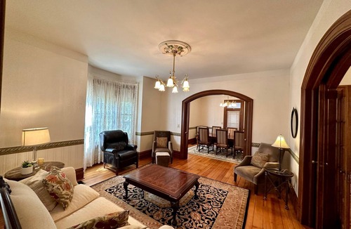Lancaster House | Charming Historic Getaway: Unwind in Lancaster's Timeless Elegance