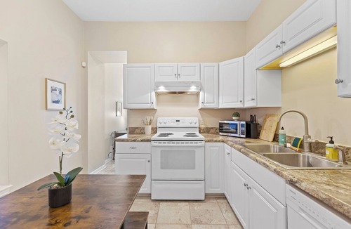 Northeast Kansas City Apartment | Charming KC 2BR 1 BATH Downtown Access In-Unit Laundry