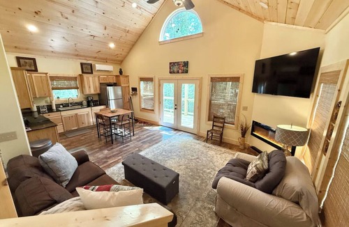Eagle Rock Cottage | CHARMING Lakeside Cottage