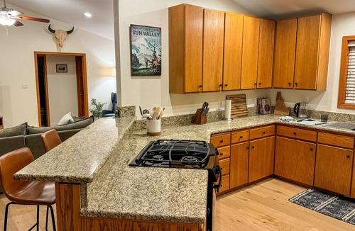 Hailey House | Charming Mountain Getaway in Heart of Hailey + Gorgeous Yard & Hot Tub!