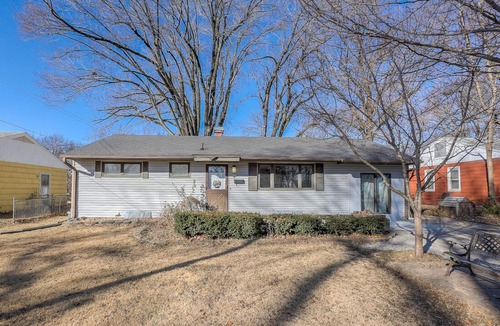 Raytown House | Charming Newly Renovated 3 bedroom Home- close to Major Kansas City attractions