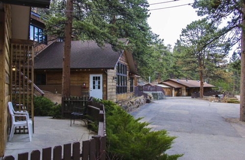 Estes Park Ski Chalet | Charming one bedroom Chalet with gas fireplace