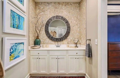 Parkville Apartment | Charming Penthouse on Main Queen Bed MiniFridge