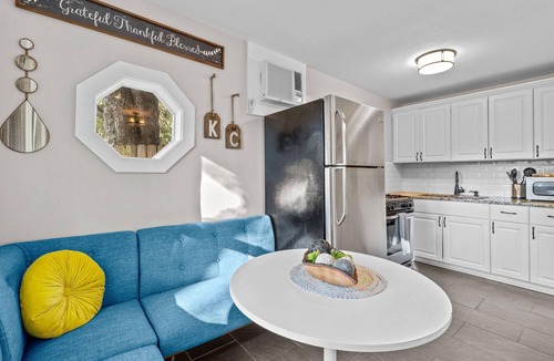 South Hyde Park Apartment | Charming Pet Friendly Tiny House Walkable to KC Streetcar