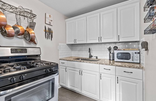 South Hyde Park Apartment | Charming Pet Friendly Tiny House Walkable to KC Streetcar