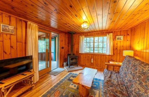 Ely Cabin | Charming Pet-Friendly Cabin in Ely, Ideal for Getaways to Nature in Minnesota